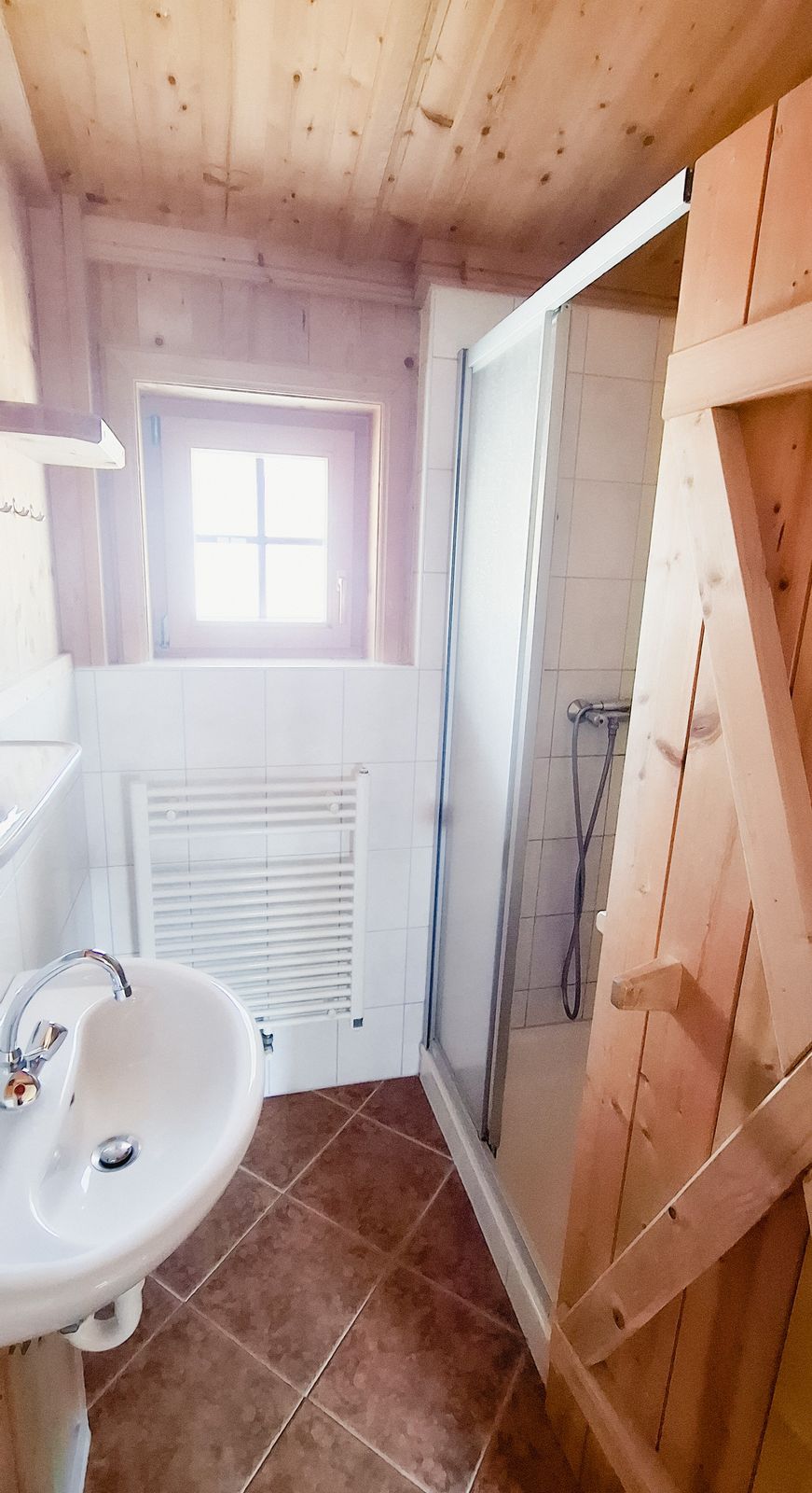 Badezimmer mit Dusche und HandtuchheizkÃ¶rper im Ferienhaus Eberharter