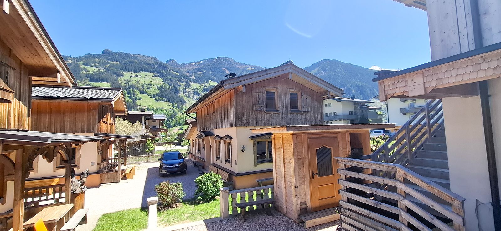 Ferienhaus Eberharter vor dem Bergpanorama des Zillertals