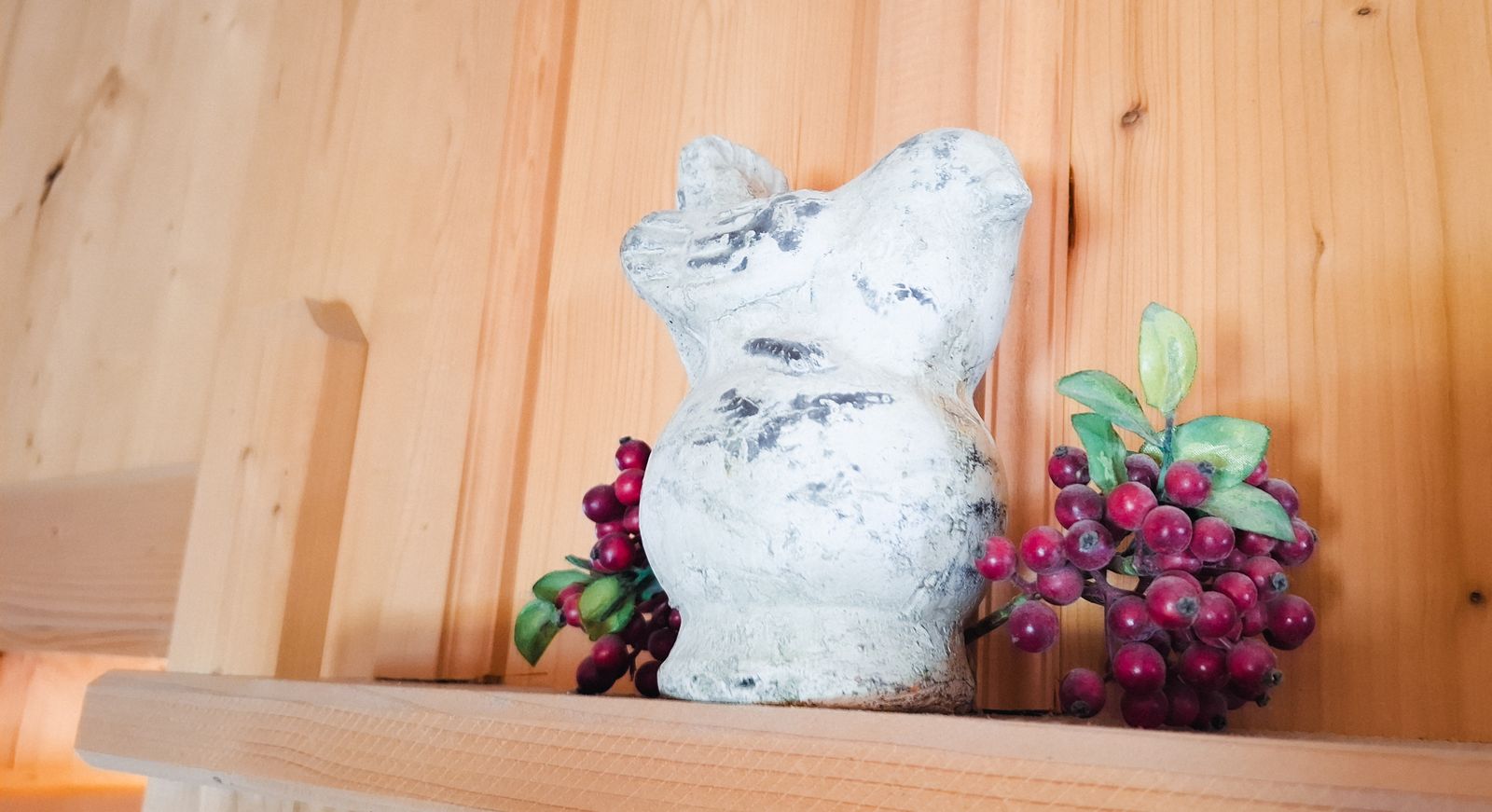 Liebevolle Dekoration auf einem Holzregal im Ferienhaus Eberharter