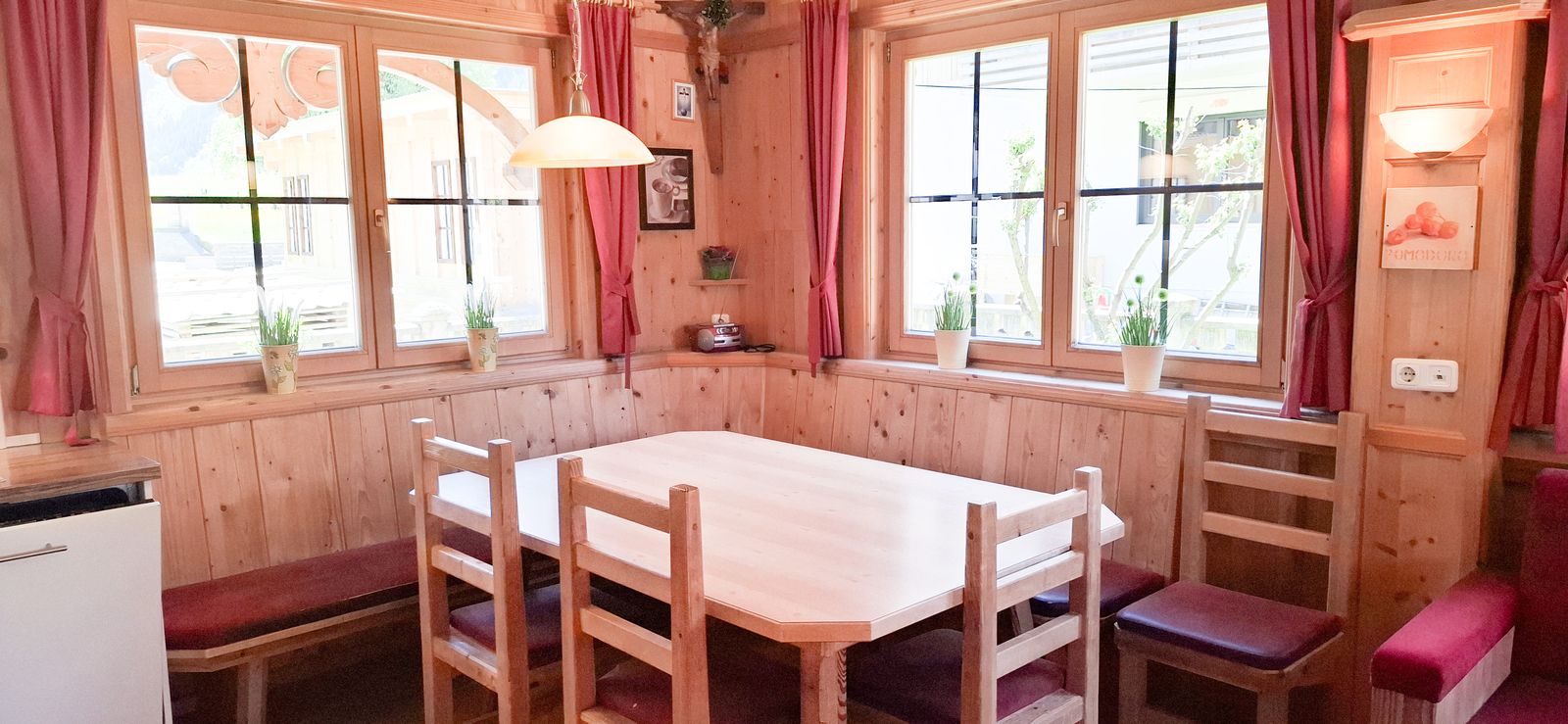GroÃŸer Esstisch fÃ¼r die ganze Familie im Ferienhaus Eberharter