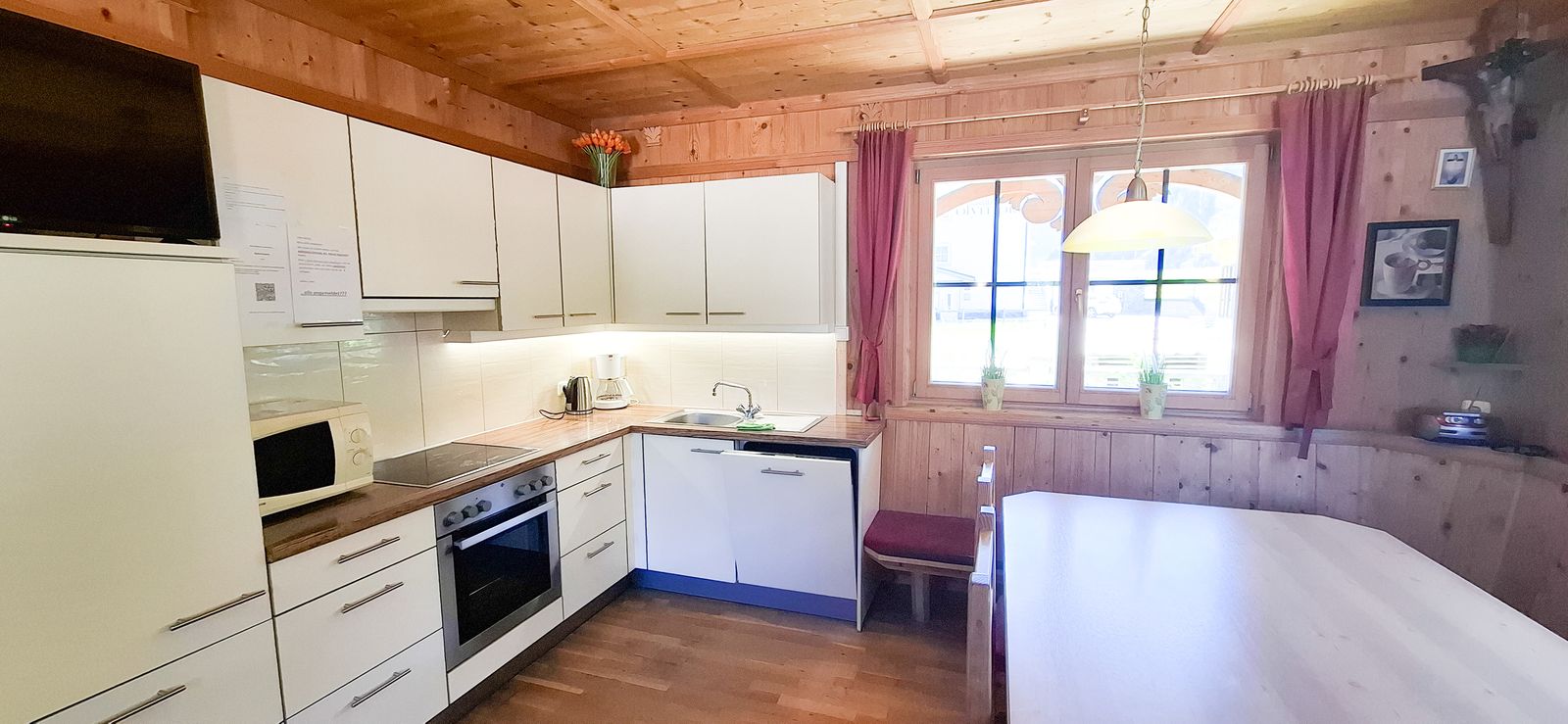 Vollausgestattete KÃ¼che mit GeschirrspÃ¼ler und Backofen im Ferienhaus Eberharter