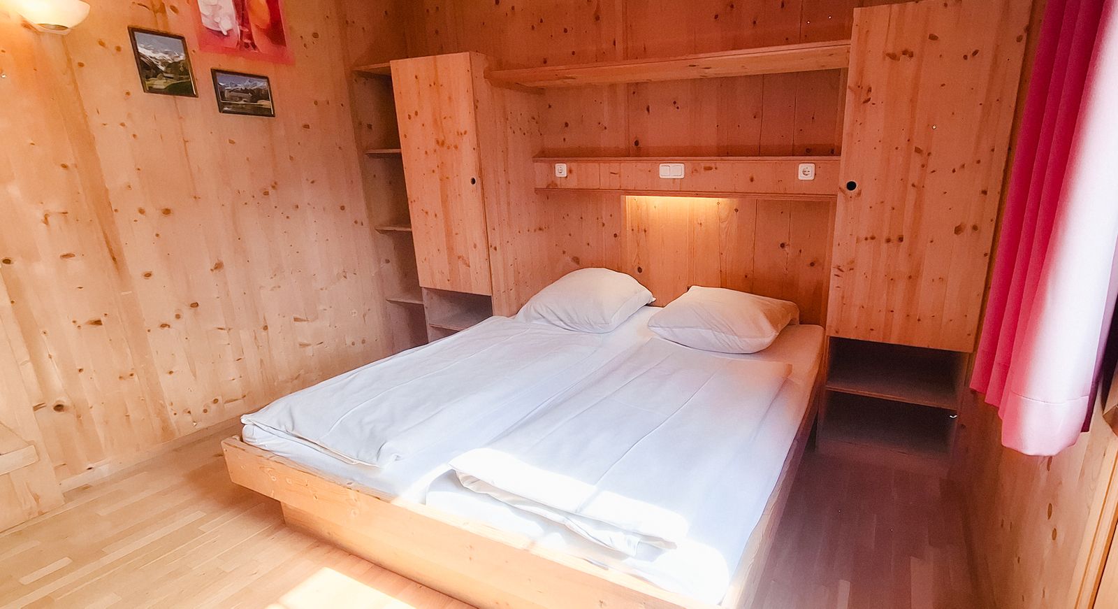 Schlafzimmer 1 mit Doppelbett und HolzvertÃ¤felung im Ferienhaus Eberharter
