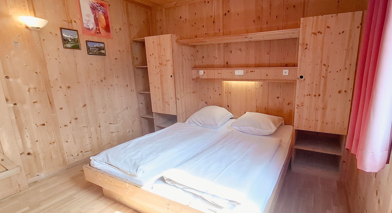Schlafzimmer 2 mit Doppelbett und indirekter Beleuchtung im Ferienhaus Eberharter