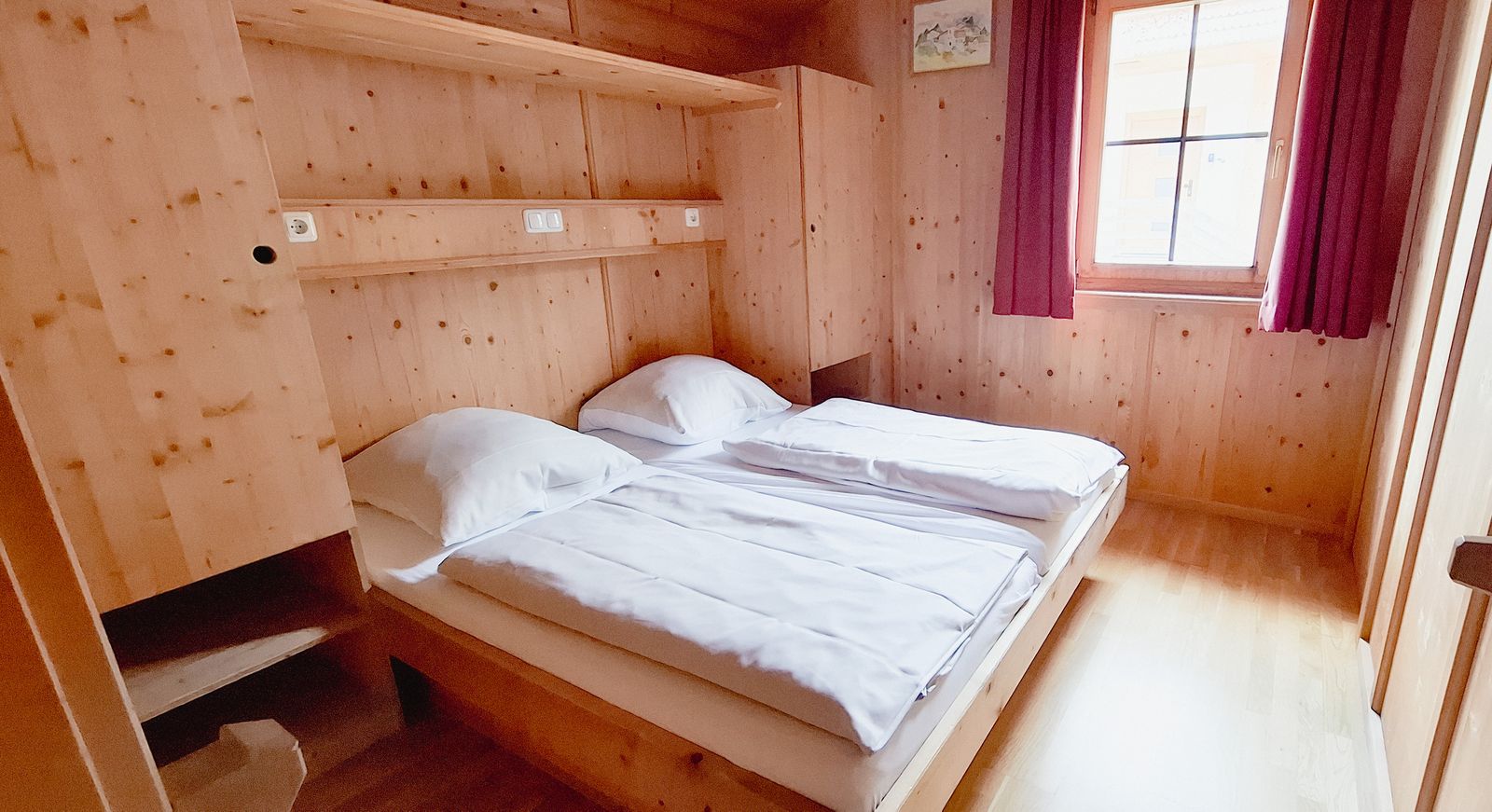 Schlafzimmer 3 mit Doppelbett und Fenster im Ferienhaus Eberharter