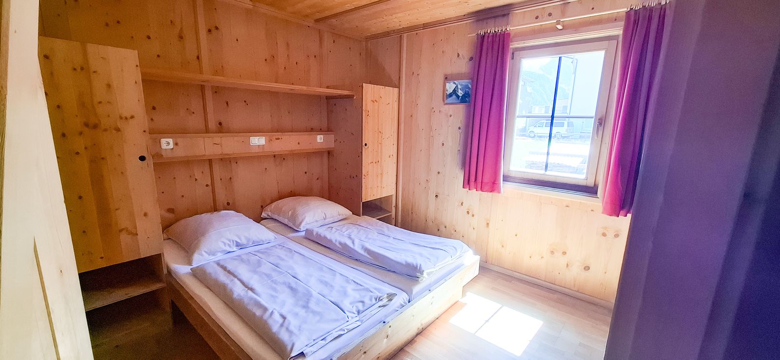 Schlafzimmer 5 mit Doppelbett und Bergblick im Ferienhaus Eberharter