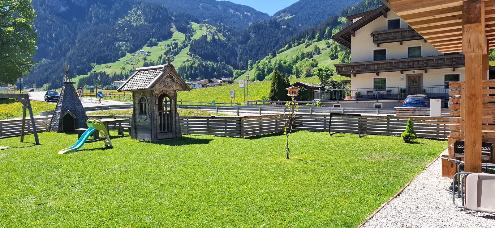 Gepflegter Garten mit Spielplatz und Blick auf die Zillertaler Berge