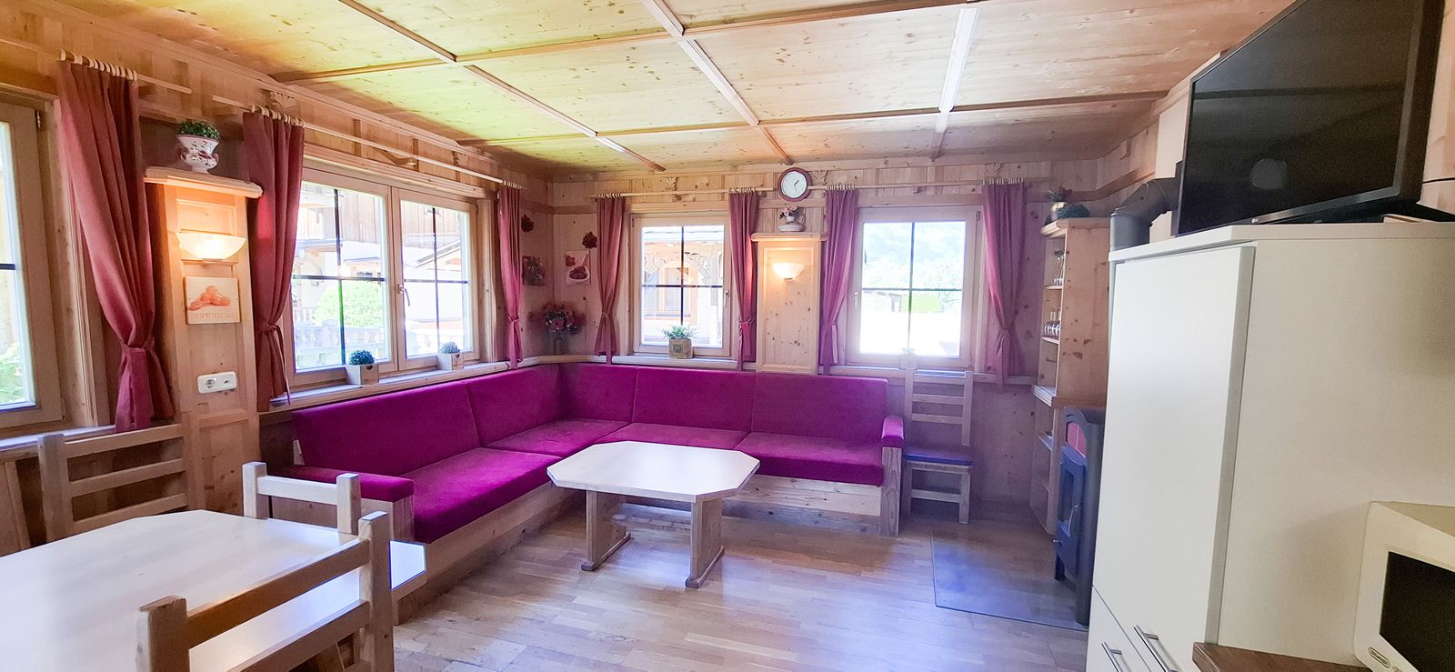 WohnkÃ¼che mit Sitzlandschaft und Kaminofen im Ferienhaus Eberharter
