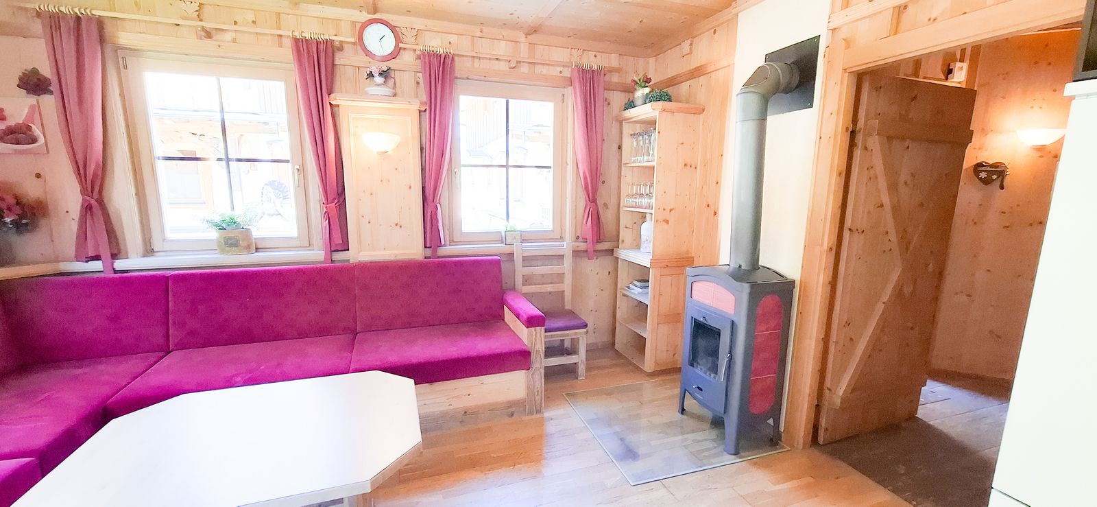 GemÃ¼tliches Wohnzimmer mit Kaminofen und groÃŸem Sofa im Ferienhaus Eberharter